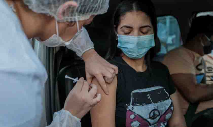 Drive-thru atende população com primeira e segunda dose nesta sexta-feira (6)