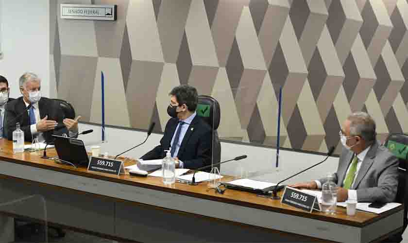 Ex-assessor do Ministério da Saúde diz à CPI que nunca negociou vacina