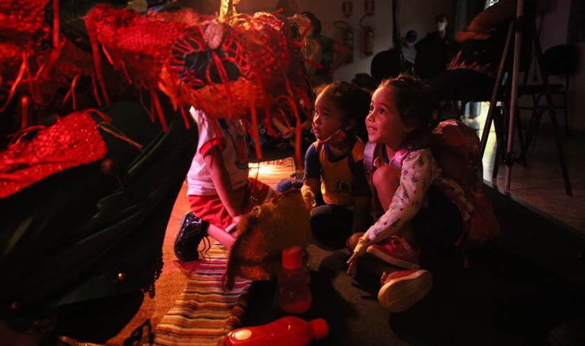 Magia do teatro infantil é apresentada a crianças da rede municipal