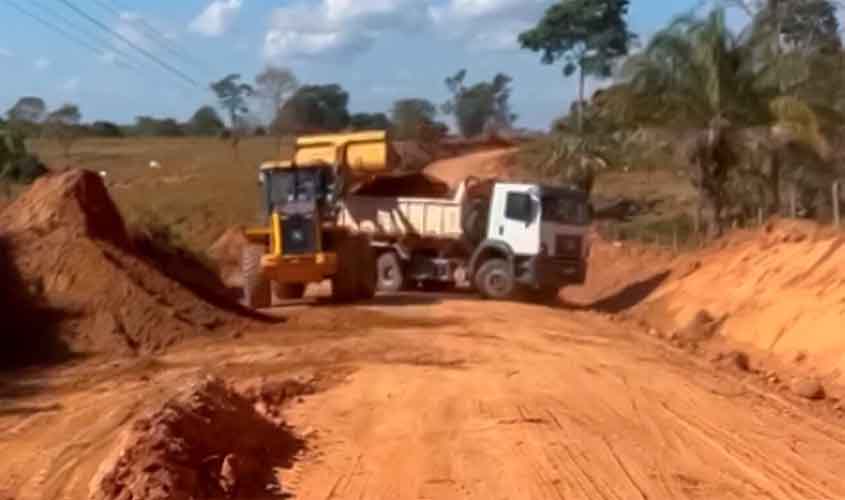 RO-413, em Ji-Paraná recebe manutenção do governo de RO para melhorar o escoamento e a estrutura da rodovia