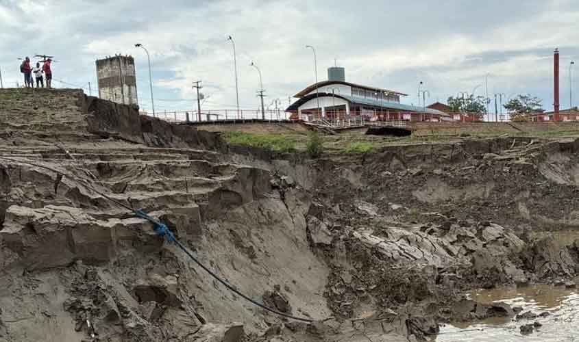 Defesa Civil de Porto Velho atua no Cai N'água após desbarrancamento