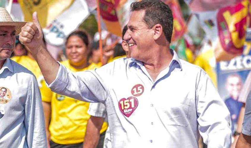 Maurão de Carvalho faz caminhada na capital e carreata em Ariquemes, no encerramento da campanha 