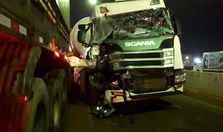 Colisão entre carretas na BR-364 causa congestionamentos 