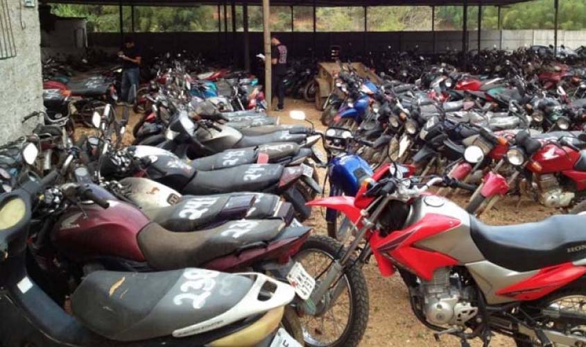 Polícia prende um rapaz e dois adolescentes acusados de furtar motocicletas apreendidas em pátio da Ciretran