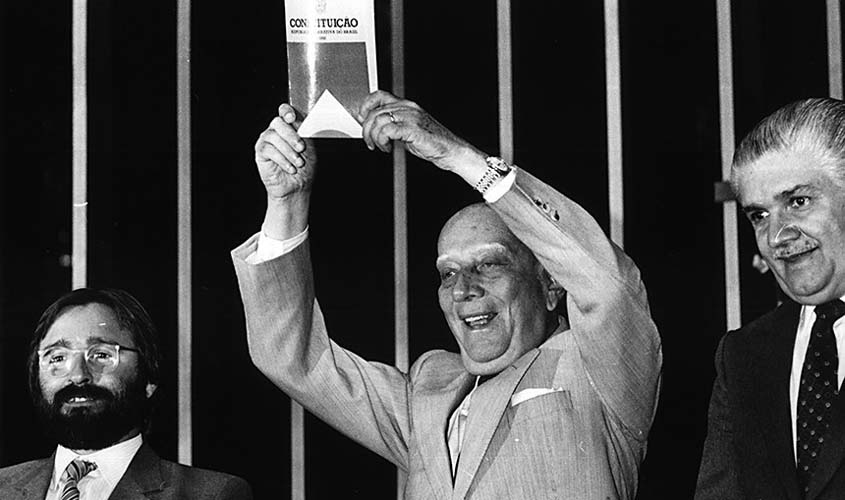 Senadores comemoram os 32 anos da Constituição