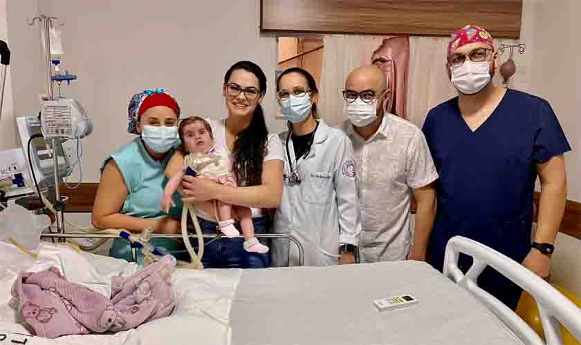 Pequena Eloá, uma das gêmeas siamesas de Alvorada D’Oeste que ainda precisa de cuidados especiais, recebe alta do Hospital São Lucas de Ouro Preto do Oeste