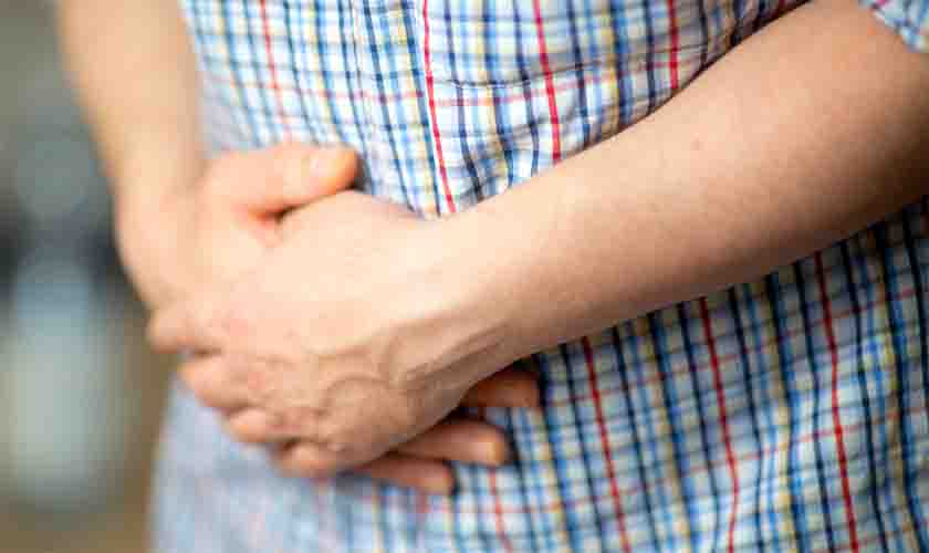 Dispensa de auxiliar com hérnia inguinal não teve natureza discriminatória