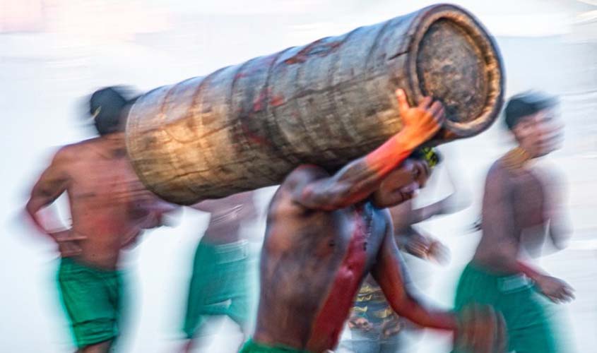 Cultura: Conheça a corrida tradicional indígena com tora