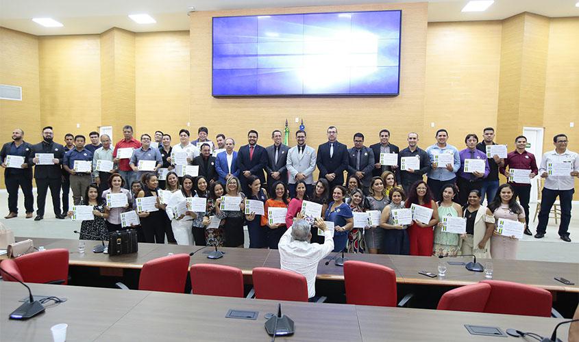Deputado Anderson entrega Voto de Louvor a Escrivães de Polícia Civil
