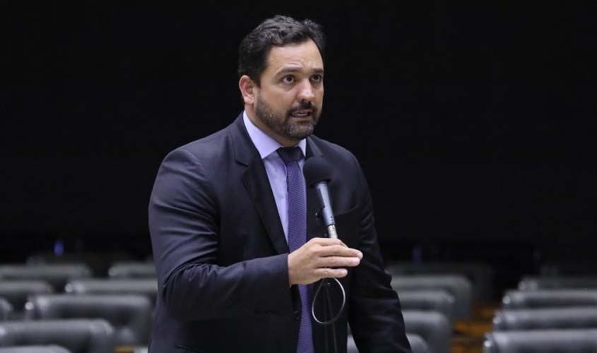 Proposta prevê que pensão alimentícia será paga até os 21 anos do filho  s