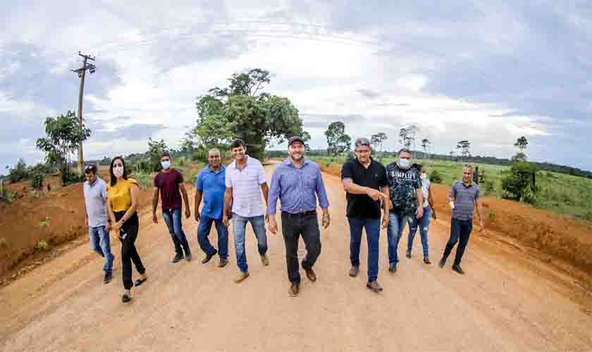 Presidente Alex Redano vistoria obras de patrolamento na Linha 110, em Alto Paraíso