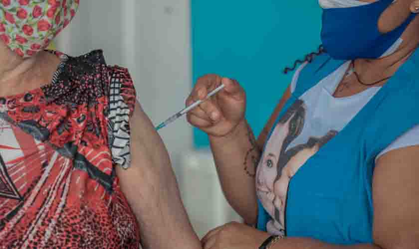 Mais de 45 mil pessoas com mais de 60 anos já podem receber a 3ª dose da vacina contra a covid-19
