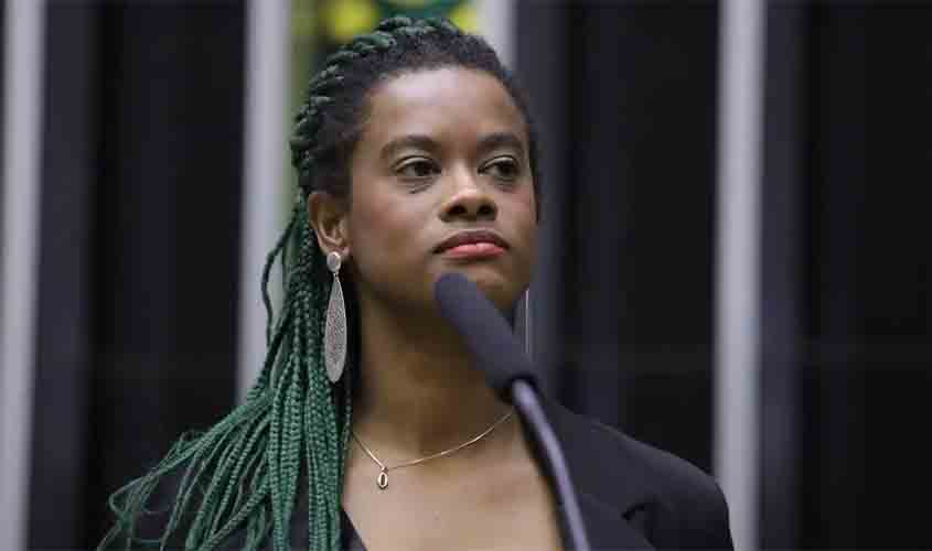 Deputada Carol Dartora diz que sofreu ataque racista e ameaça de morte