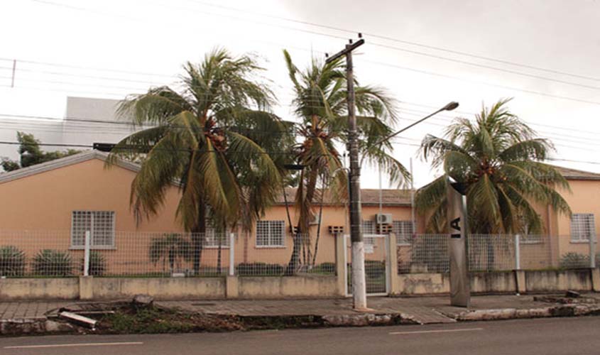 Equipe da Vara de proteção à Infância e Juventude se despede do prédio com abraço simbólico