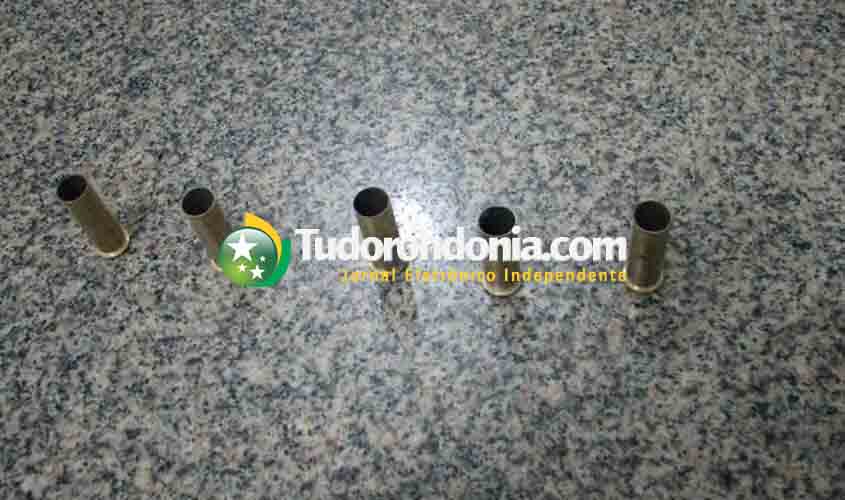 Homem escapa da morte após enteado dar cinco tiros em sua direção na zona leste