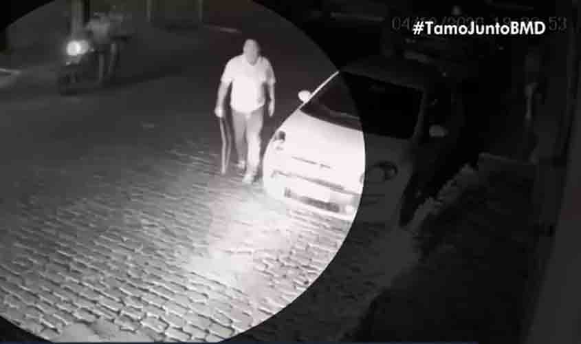VÍDEO: Prefeito de Barra do Mendes usa cinto para agredir moradores que protestavam na frente da casa dele na Bahia