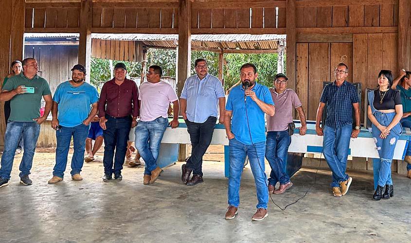 Em Machadinho D'Oeste deputado Laerte Gomes entrega trator e inaugura cerca de 100 km de estradas recuperadas na zona rural