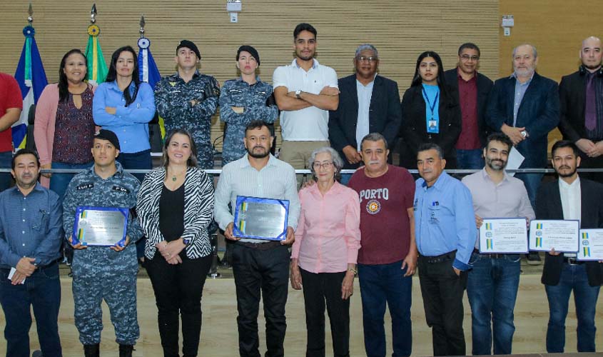 Cláudia de Jesus faz homenagem a policiais, advogados e a OAB Rondônia