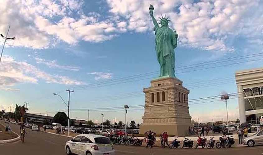 Abraçar a estátua da Havan? Fake ou verdade?