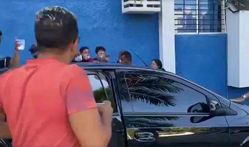 Homem preso por feminicídio é agredido em delegacia por familiares da vítima