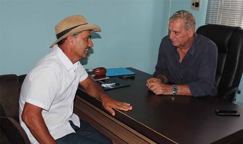 Deputado Adelino Follador discute demandas com residente do DER em Ariquemes