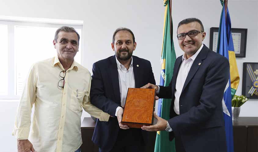 Presidente Laerte Gomes recebe Bíblia Sagrada entregue pelo deputado Pastor Alex Silva