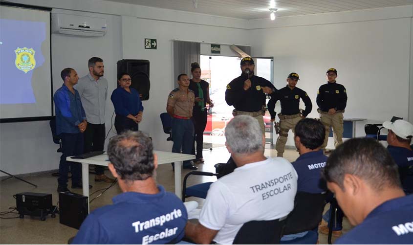 Equipe de Transporte Escolar da SEMED recebe capacitação com a PRF e Bombeiros
