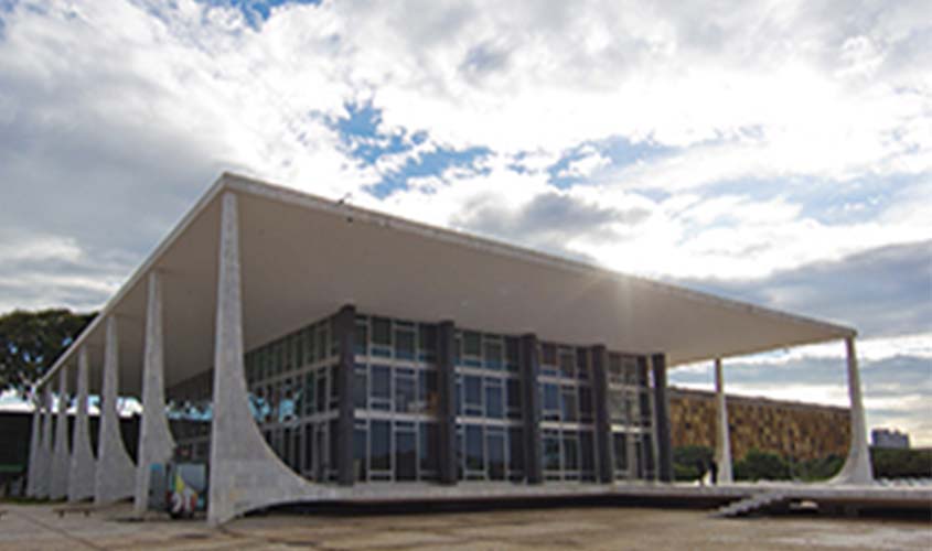 Plenário aprova tese que proíbe edital de barrar candidato que responde a processo criminal