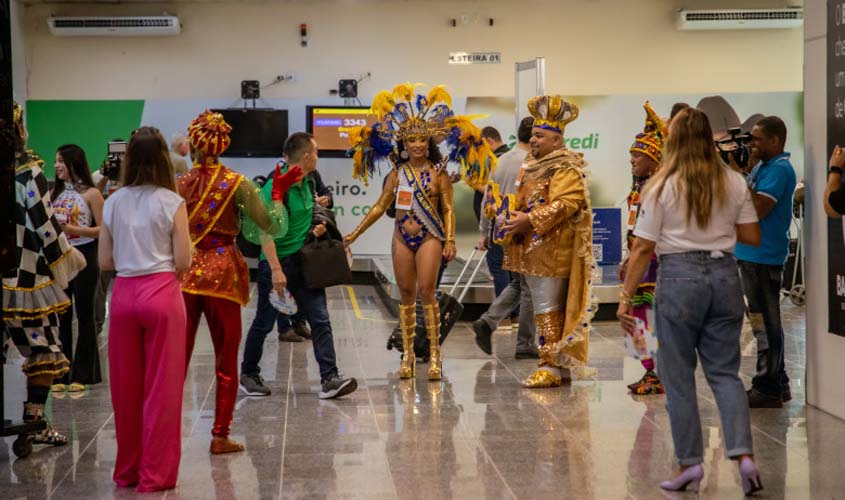 Turistas são recebidos em clima de festa no aeroporto de Porto Velho