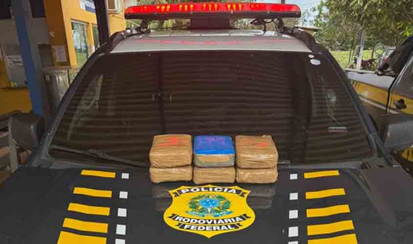 PRF prende passageira de táxi transportando Maconha