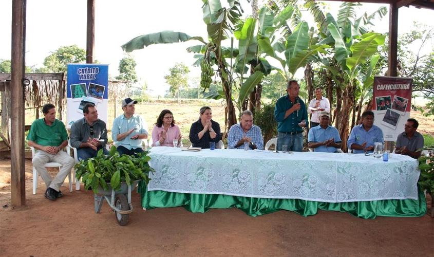 Deputado Lazinho entrega mudas de café para agricultores de Ji-Paraná