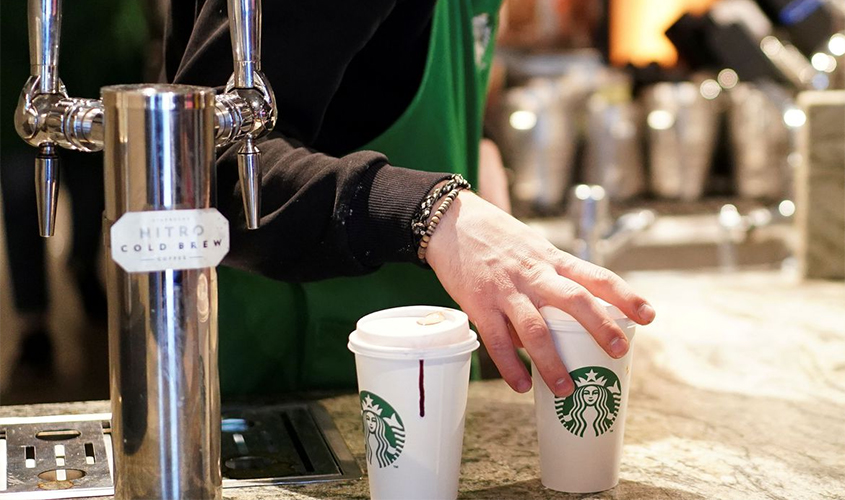 Covid-19: Starbucks proíbe copos reutilizáveis para combater propagação