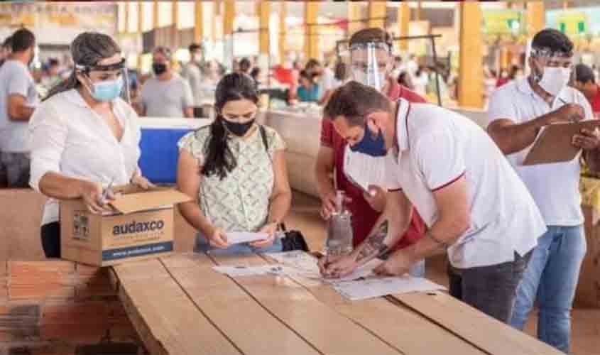 Prefeito distribui ivermectina contra Covid em feira livre; instituto grava vídeo e diz que não existe 'tratamento precoce'; ASSISTA