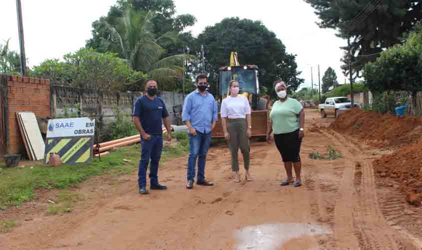 Obra de esgoto realizada pelo consórcio de empresas APJ-CIMA é fiscalizada pela vice-prefeita