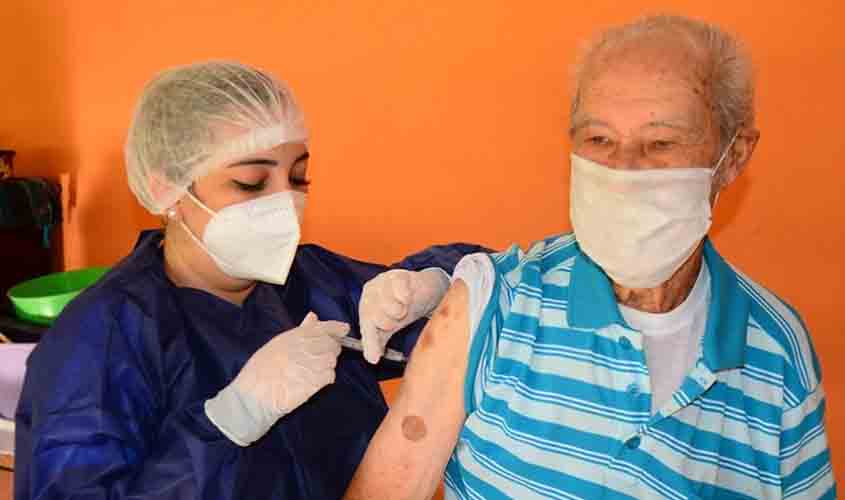 Projeto de lei prevê vacinação em domicílio para idosos a partir de 60 anos