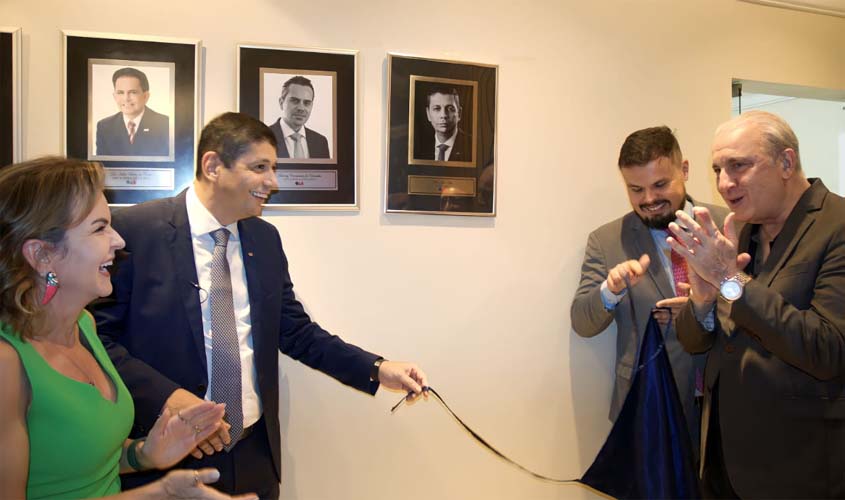 Elton Assis é homenageado durante cerimônia de entronização da foto na galeria de presidentes da OAB-RO