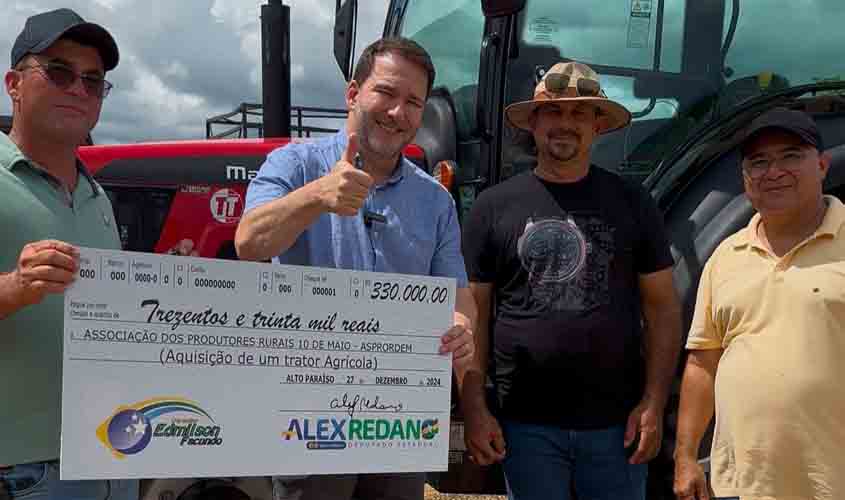 Presidente Alex Redano entrega trator para a Associação 10 de Maio em Alto Paraíso