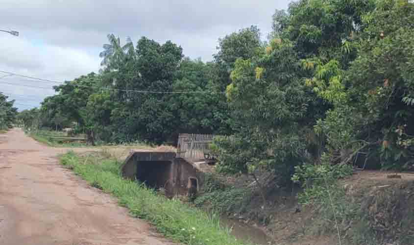 Canal no bairro Três Marias recebe serviço de limpeza após descarte incorreto de lixo