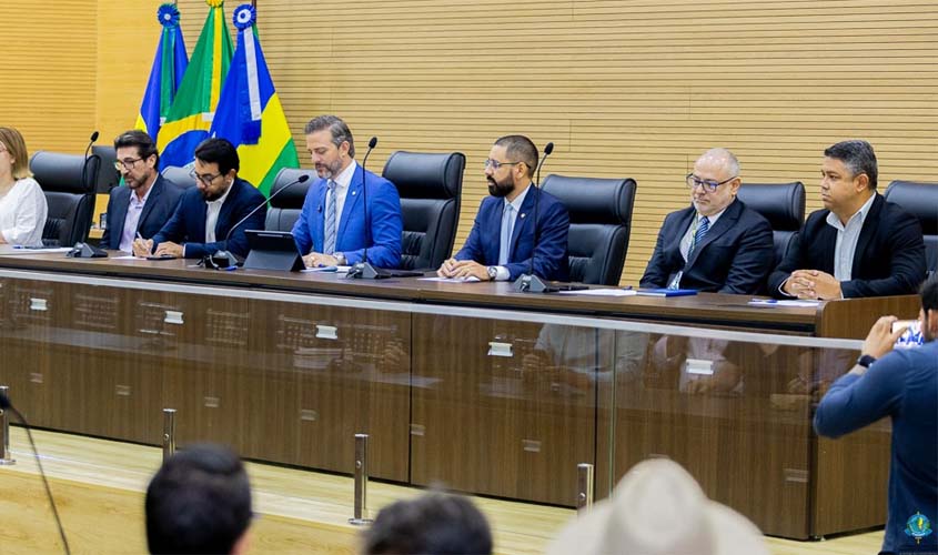 Delegado Lucas homenageia oficiais de Justiça e entrega títulos