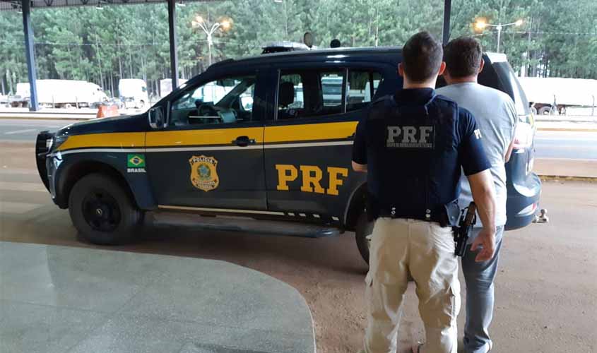 Durante viagem de ônibus, foragido da Justiça do Paraná é preso pela PRF em Vilhena