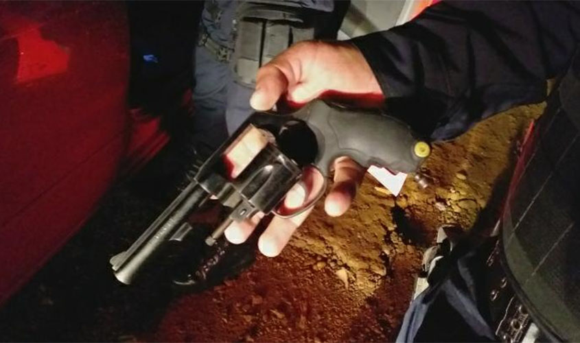 Policia prende oito pessoa após receberem denúncia anônima e apreende arma de fogo