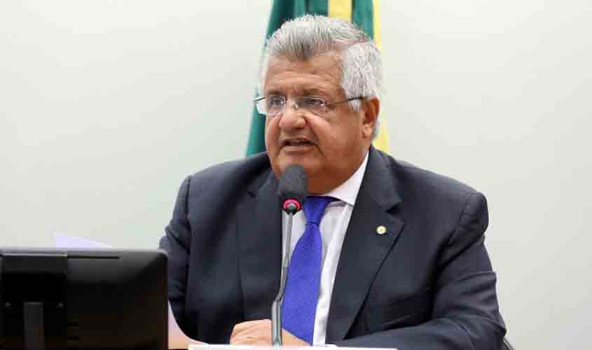 Projeto prevê contrato emergencial para médicos formados no exterior  