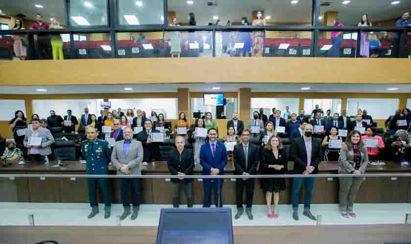 Oficiais de Justiça do Poder Judiciário são homenageados na Assembleia Legislativa de Rondônia 