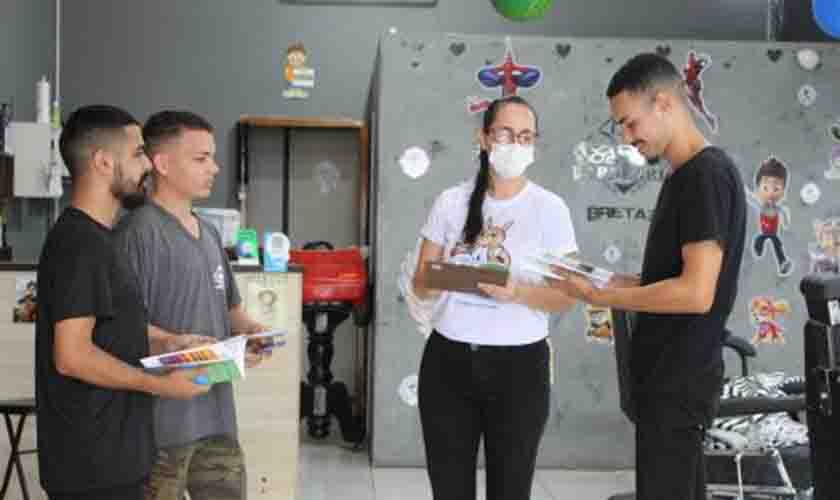 Ação educativa orienta moradores sobre a implantação da Coleta Seletiva Mecanizada