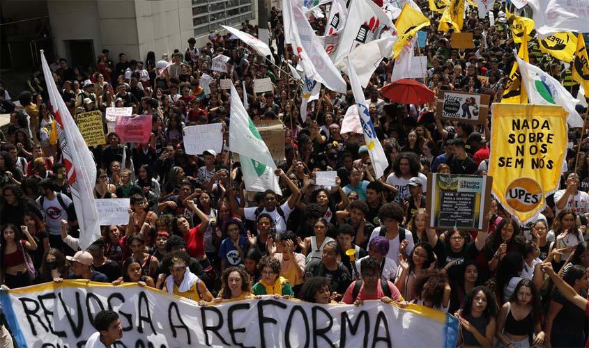 Entidades ligadas à educação aprovam suspensão do novo ensino médio