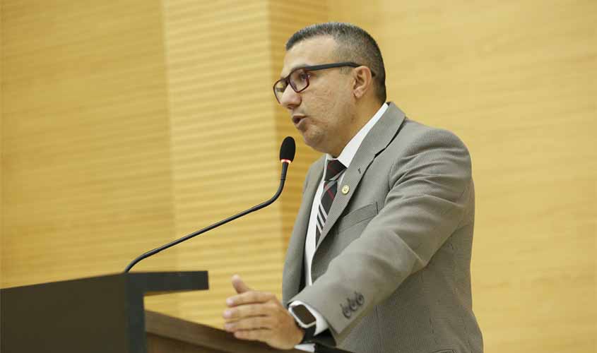 Deputado Marcelo Cruz garante apoio a Candeias durante festa do Trabalhador