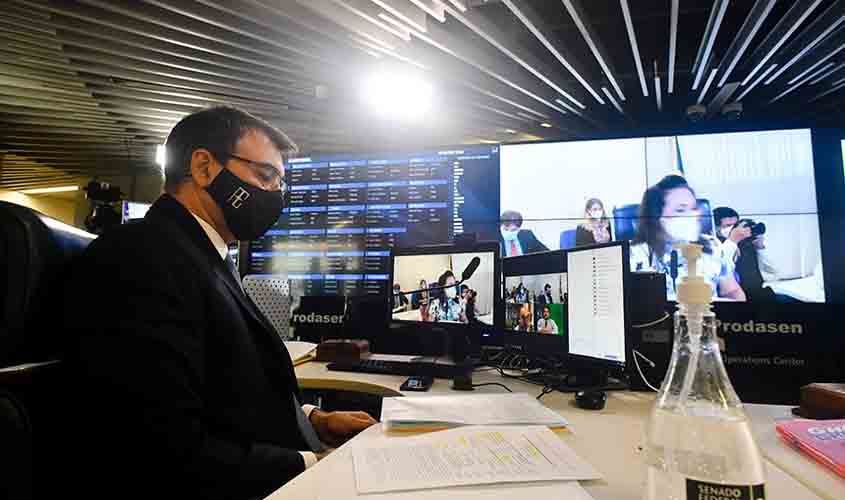 Repercussão de fala de Bolsonaro sobre 'guerra biológica' domina audiência com chanceler