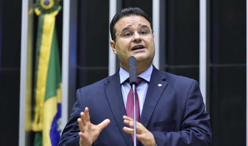 Comissão aprova previsão de que polícia apreenda arma de agressor de mulher preso em flagrante  