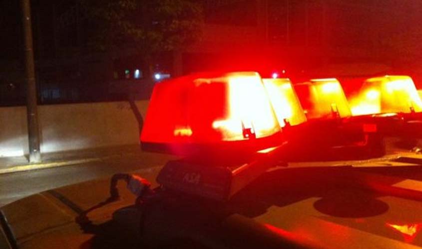 Homem que matou cachorro a pauladas é amarrado e entregue à polícia