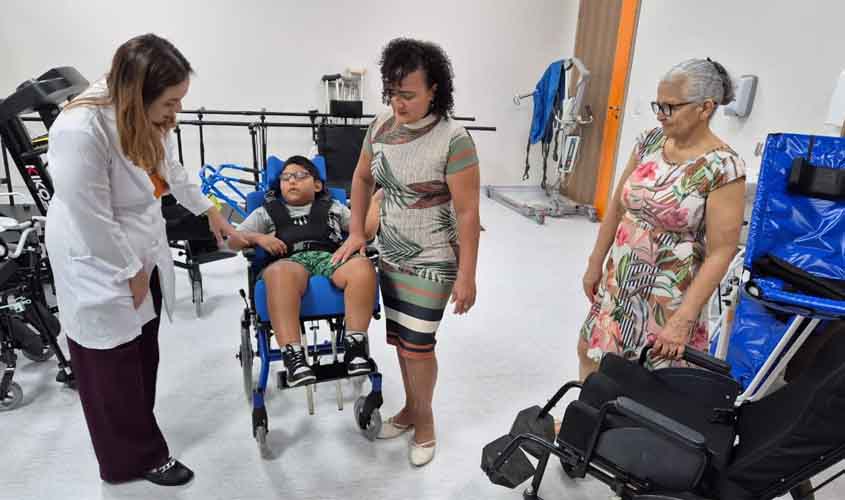 Sílvia Cristina assegura entrega de cadeiras de rodas a pacientes do Centro de Reabilitação Dream da Amazônia